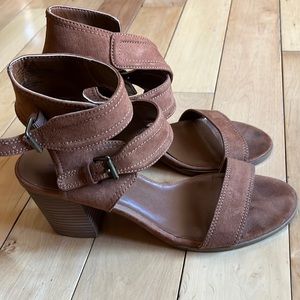 Melrose and Market Buckle Camel Sandals